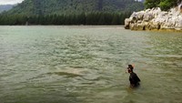 Di Teluk Jantang traveler bisa melakukan kegiatan air seperti snorkeling. Tidak sedikit juga yang datang untuk berfoto dan bersantai (Agus Setyadi/detikTravel)