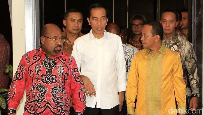 Jokowi ke Papua Ketua Umum BPP Himpunan Pengusaha Muda (Hipmi) yang juga tokoh muda Papua Bahlil Lahadalia (kanan) mendampingi Presiden Joko Widodo di Jayapura, Papua akhir pekan ini.Presiden dan rombongan disambut Gubernur Papua Lukas Enembe setelah tiba di Bandara Sentani Jayapura. Bahlil mengapresiasi perhatian Presiden yang sangat besar kepada Papua.Presiden meresmikan dimulainya pembangunan Pasar Mama Mama di Jayapura Utara (Sabtu 30/04).