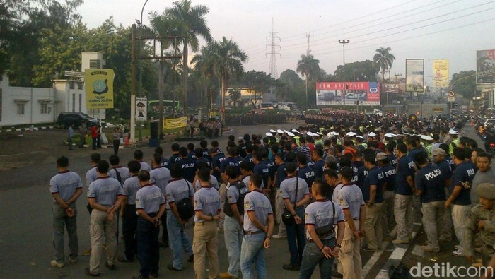 Polisi Kawal Ribuan Buruh dari Bekasi yang Akan ke Jakarta