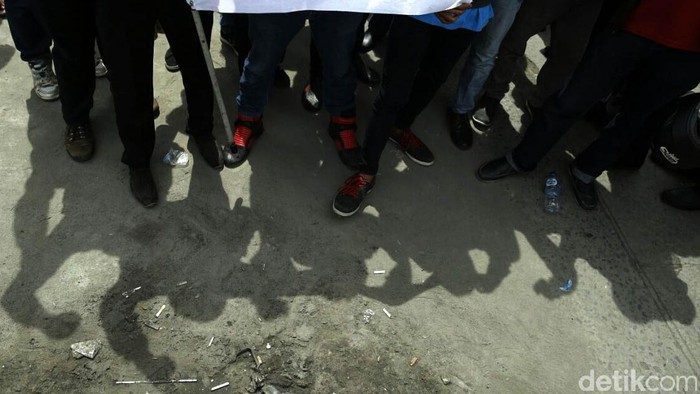Buruh yang tergabung dalam Federasi Pekerja Pelabuhan Indonesia (FPPI) melakukan aksi peringatan May Day di kawasan pelabuhan Tanjung Priok, Jakarta, Minggu (1/5). Tuntutan utama FPPI adalah 