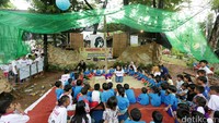 Dalam rangka menyambut hari pendidikan national yang jatuh pada senin besok sejumlah relawan menyapa anak-anak jalanan.