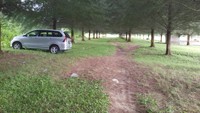 Tempat parkir pun sudah tersedia. Biaya masuk pun tergolong murah yaitu Rp 3 ribu untuk sepeda motor, Rp 5 ribu untuk mobil pribadi dan Rp 30 ribu untuk bus rombongan (Agus Setyadi/detikTravel)