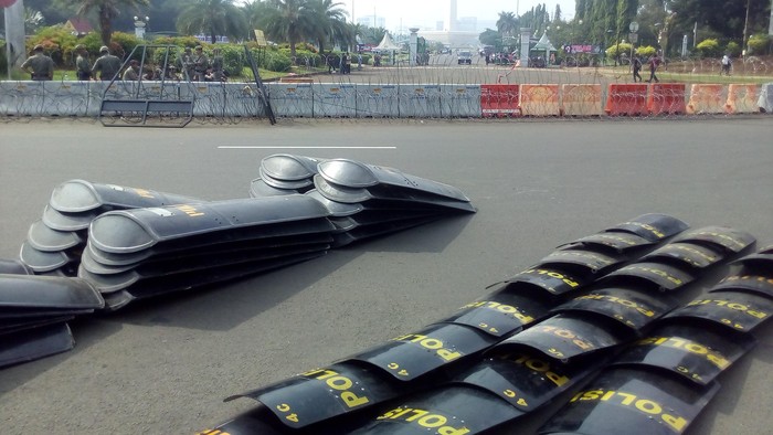 Kawat Berduri dan Polisi Bersiaga Amankan Aksi Buruh di Depan Istana
