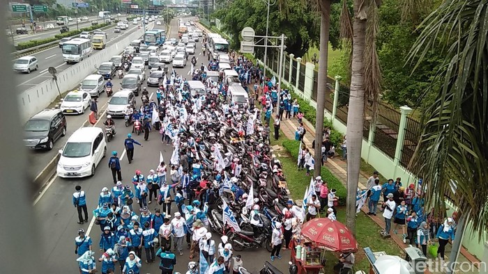 Puluhan Ribu Buruh Mulai Padati Tol Cikampek, Arus Lalin Masih Normal