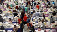 Pengunjung memadati Pameran buku Big Bad Wolf yang diselenggarakan di Indonesia Convention Exhibition, Tanggerang, Sabtu (30/04/2016).  