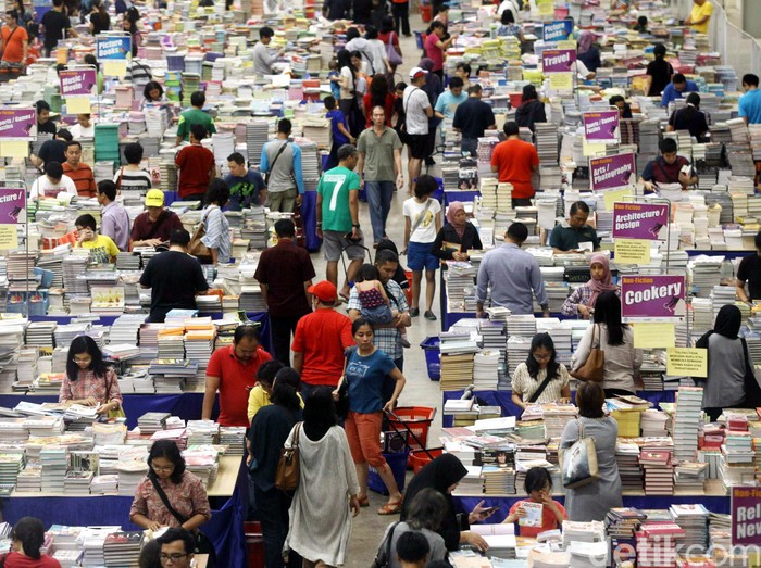 Pengunjung memadati Pameran buku Big Bad Wolf yang diselenggarakan di Indonesia Convention Exhibition, Tanggerang, Sabtu (30/04/2016).  Pameran buku Big Bad Wolf yang diselenggarakan hingga tanggal  8 Mei 2016 ini menyajikan sebanyak 2 juta buku dengan diskon 60% hingga 80%. Grandyos Zafna/detikcom
