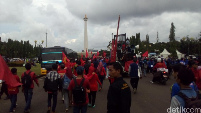 Massa Buruh di Depan Istana Merdeka Bubar, TransJ Beroperasi Normal Kembali