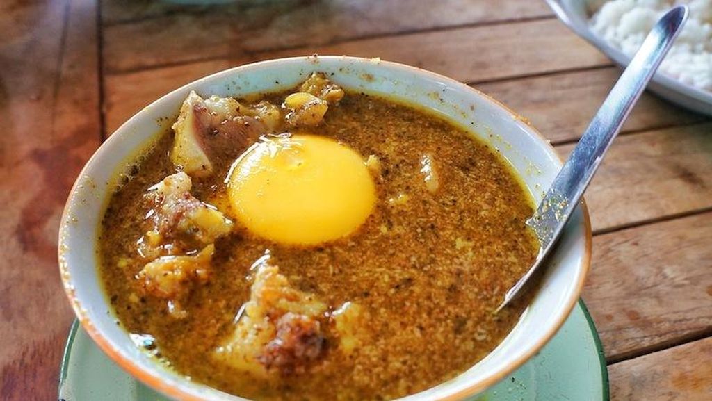 Gurih Nikmat! Pallubasa Khas Makassar Isi Daging dan Kuning Telur Mentah