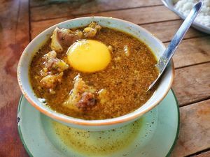 Gurih Nikmat! Pallubasa Khas Makassar Isi Daging dan Kuning Telur Mentah