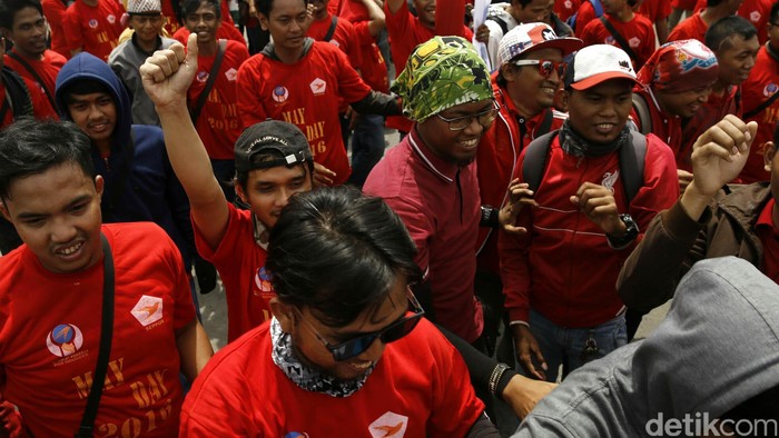 Buruh yang tergabung dalam Federasi Pekerja Pelabuhan Indonesia (FPPI) melakukan aksi peringatan May Day di kawasan pelabuhan Tanjung Priok, Jakarta, Minggu (1/5). Tuntutan utama FPPI adalah Save National Asset agar BUMN terutama di pelabuhan dapat dikelola sesuai Konstitusi Negara. (Foto: Rachman Haryanto/detikcom)