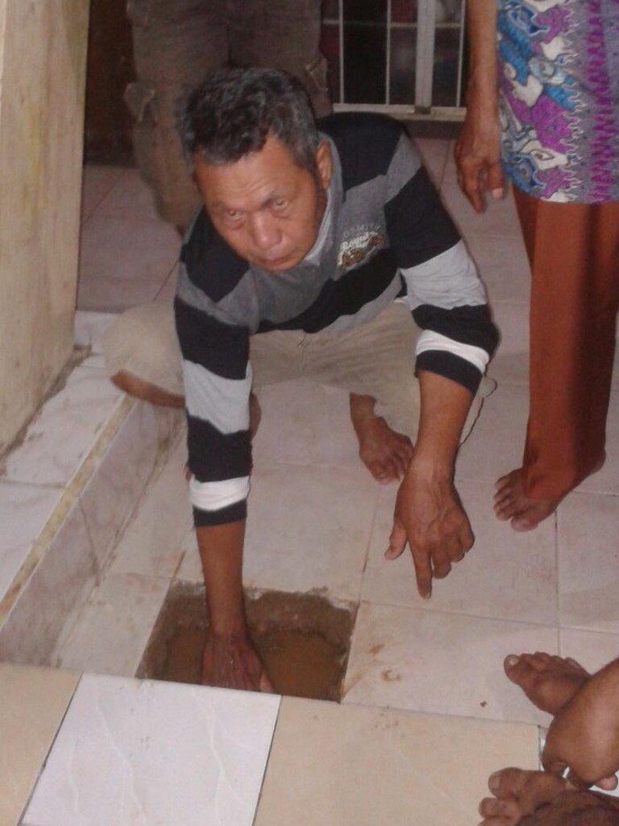 Air Panas Misterius Keluar dari Lantai Rumah Warga Rawa Badak, Bisa Rebus Telur