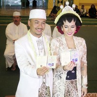 Saat menikah pada April 2016 silam, bibir Ratu Felisha pun masih terlihat lebih tipis. Berbeda dengan saat ini yang tampak lebih bervolume. Foto: Dicky Ardian