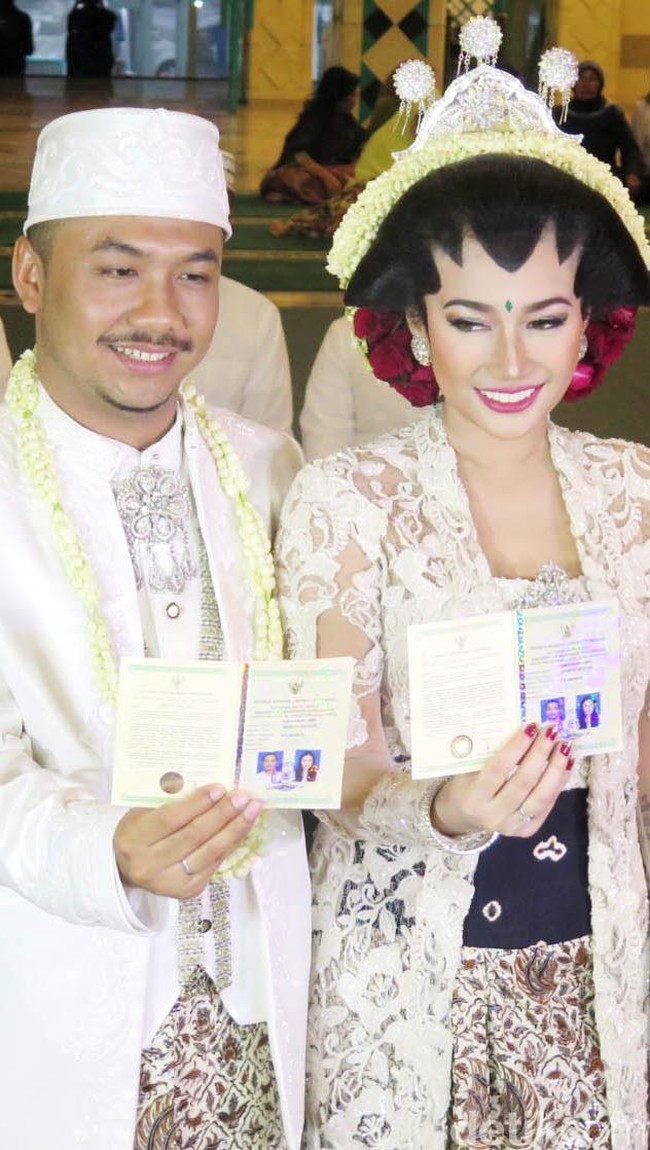 Saat menikah pada April 2016 silam, bibir Ratu Felisha pun masih terlihat lebih tipis. Berbeda dengan saat ini yang tampak lebih bervolume. Foto: Dicky Ardian