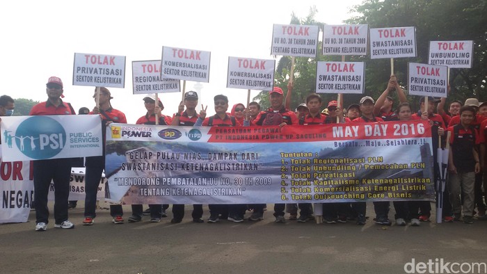 Buruh Mulai Berbaris di Depan Monas Siap-siap Menuju ke Istana