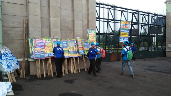 Puluhan Buruh Mulai Berdatangan ke Depan Gedung DPR