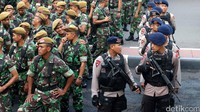 Sejumlah petugas tampak berbaju lengkap dan bersenapan.
