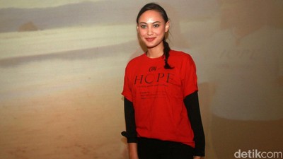 Senyum Manis Alessandra Usman