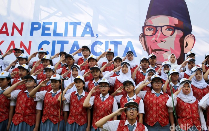 Menteri Pendidikan dan Kebudayaan (Mendikbud) Anies Baswedan memimpin upacara peringatan HAri Pendidikan NAsional (Hardiknas) di halaman Gedung Kemendikbud, Jakarta (2/5/2016). Menteri Anies dan peserta upacara mengenakan pakaian adat dari seluruh nusantara sebagai simbol keberagaman pendidikan Indonesia. Tema peringatan kali ini yakni Nyalakan Pelita, Terangkan Cita-cita. Pada kesempatan seupr, Mendikbud Anies juga menyematkan bintang Satya Lencana Karya Satya. (Ari Saputra/detikcom)