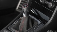 Transmisi mobil. Tenaga dari mesin disalurkan melalui transmisi manual enam percepatan atau transmisi otomatis dual clutch enam percepatan. Mobil ini diperkirakan juga menggunakan penggerak roda depan. Foto: VW