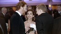 Emma tampak mengobrol dengan tamu lainnya. Olivier Douliery-Pool/Getty Images/detikFoto.