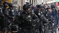 Kepolisian setempat melakukan penangkapan para demonstran di beberapa tempat. David Ryder/Reuters/detikFoto.