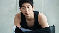 Song Joong Ki tampil santai dan memesona. (Top Ten Korea)