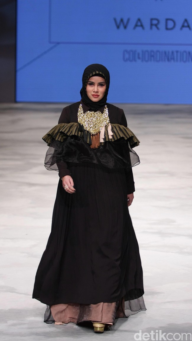 Zaskia Sungkar for Wardah Co[l]ordination. Indonesia Fashion Week 2016 at Jakarta Convention Center. Senayan. Jakarta. [Foto: Mohammad Abduh/Wolipop]