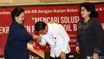 Megawati Hadiri Diskusi Membahas Bidan