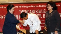 Menpan-RB Yuddy Chrisnandi mencium tangan Megawati Soekarnoputri.