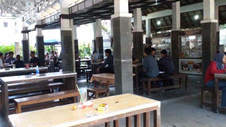 Selain soal UKT, ini Kantin Bonbin yang Picu Ribuan Mahasiswa UGM Demo Selain soal UKT, ini Kantin Bonbin yang Picu Ribuan Mahasiswa UGM Demo