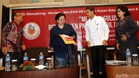 Selain Megawati, diskusi Mencari Solusi Rekruitmen PNS yang Adil bagi Bidan PTT juga dihadiri oleh Mensesneg Pratikno (kiri), Menpan-RB Yuddy Chrisnandi (dua dari kanan), dan Menkes Nila F Moelok (kanan).