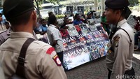 Demonstrasi ini mendapat penjagaan dari aparat kepolisian.