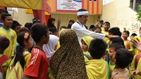 Bupati Dedi menyapa para siswa.