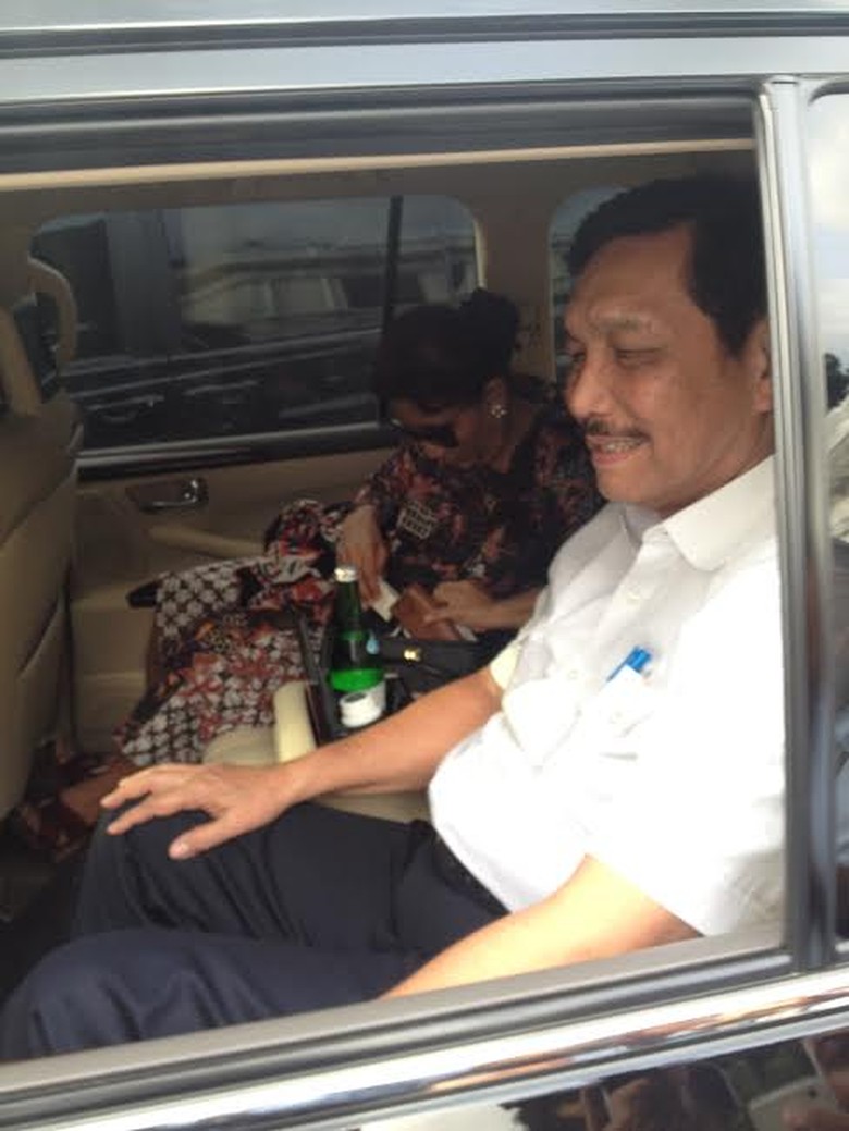 Ketika Susi Curhat ke Luhut Usai Rapat Terbatas di Istana Ketika Susi Curhat ke Luhut Usai Rapat Terbatas di Istana