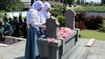 Tabur Bunga di Makam Ki Hajar Dewantara