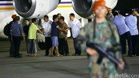 Terlihat pula Menlu Retno Marsudi dan Mensesneg Pratikno ikut menjemput 10 WNI tersebut.