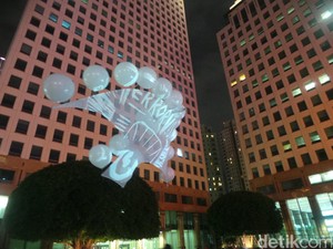 Sang Burung Melayang di Langit Jakarta