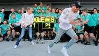 Bagi Rosberg, ini adalah kemenangan keempatnya secara beruntun di musim ini. Pebalap Mercedes itu mantap di puncak klasemen dengan 100 poin dari empat seri balapan, unggul 43 poin dari Hamilton yang ada di posisi kedua. REUTERS/Maxim Shemetov.