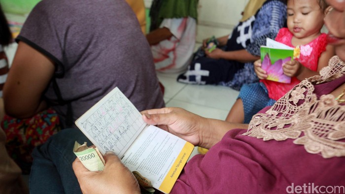 Aktifitas koperasi simpan pinjam Amartha Microfinance di Kecamatan Ciseeng, Bogor (Selasa (30/12/2014). Amartha menyalurkan kredit mikro kepada rumah tangga tidak mampu berbasis kelompok. (Ari Saputra/detikcom)