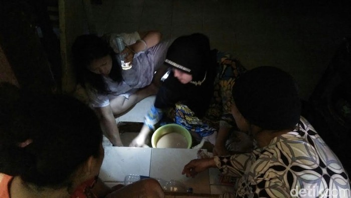 Air Panas yang Muncul dari Tanah di Rumah Onah di Jakut Dikuras, Air Tetap Mengalir