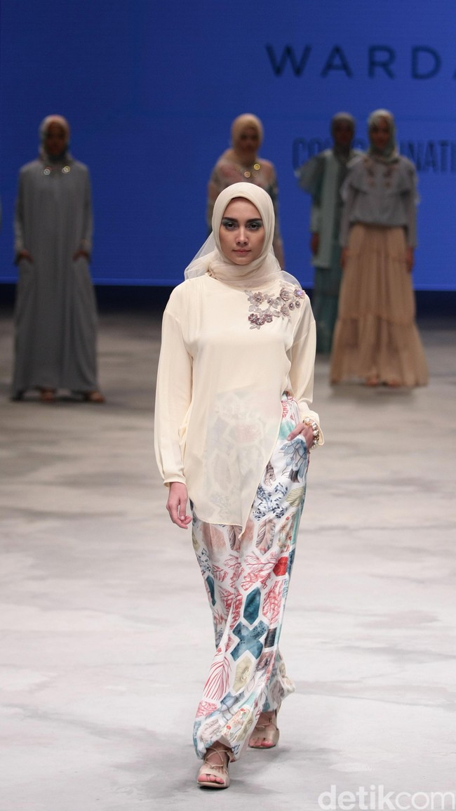 Ria Miranda for Wardah Co[l]ordination. Indonesia Fashion Week 2016 at Jakarta Convention Center. Senayan. Jakarta. [Foto: Mohammad Abduh/Wolipop]