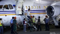 Tampak sejumlah anggota TNI berjaga di sekitar pesawat tersebut.