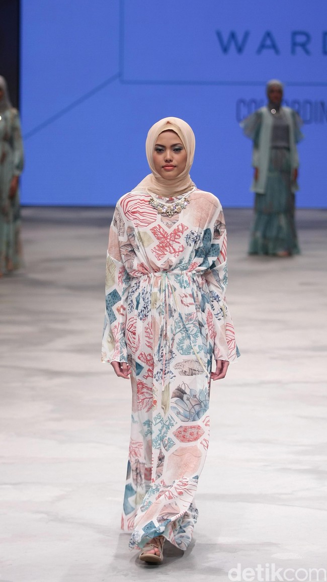 Ria Miranda for Wardah Co[l]ordination. Indonesia Fashion Week 2016 at Jakarta Convention Center. Senayan. Jakarta. [Foto: Mohammad Abduh/Wolipop]