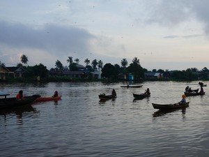 Asyiknya Belanja dan Jajan Enak di Pasar Terapung Lok Baintan