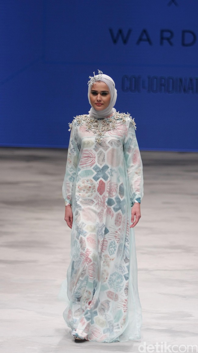 Ria Miranda for Wardah Co[l]ordination. Indonesia Fashion Week 2016 at Jakarta Convention Center. Senayan. Jakarta. [Foto: Mohammad Abduh/Wolipop]