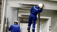 Pekerja mengecak garbarata yang hampir jadi.