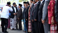 Mendikbud Anies juga menyematkan bintang Satya Lencana Karya Satya. 