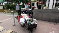 Pengembosan tersebut karena menganggu para pejalan kaki yang melintas di trotoar. 