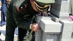 Tabur Bunga di Makam Ki Hajar Dewantara