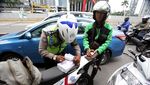 Polisi Cabut Pentil Motor yang Parkir Sembarangan